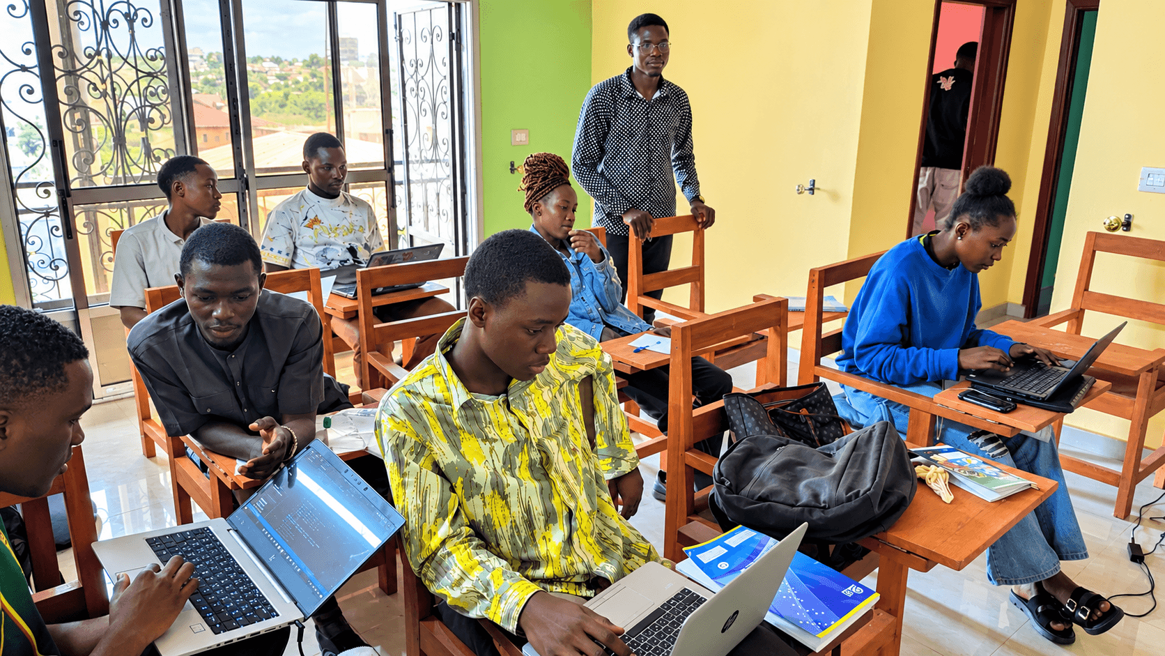 Formation pratique que j'ai animée dans un institut à Yaoundé : les participants travaillent directement sur poste pendant toute la session.