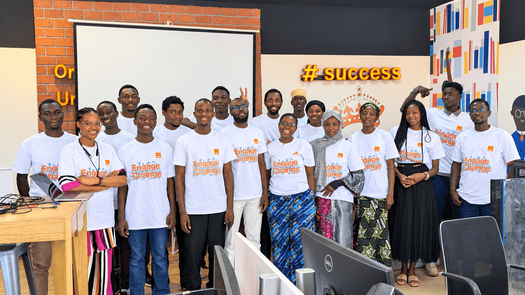 Photo de groupe avec les participants du hackathon consacré à l'environnement, où j'intervenais comme membre du jury.