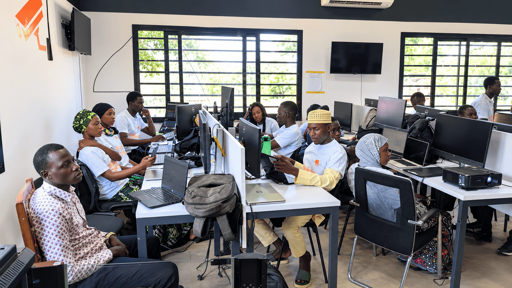 Les équipes au travail pendant le hackathon sur l'environnement, à l'ODC de Ngaoundéré.