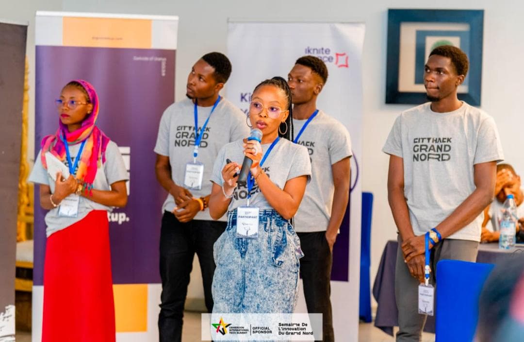 Présentation du projet devant le jury du hackathon, à l'hôtel le Ribadou.